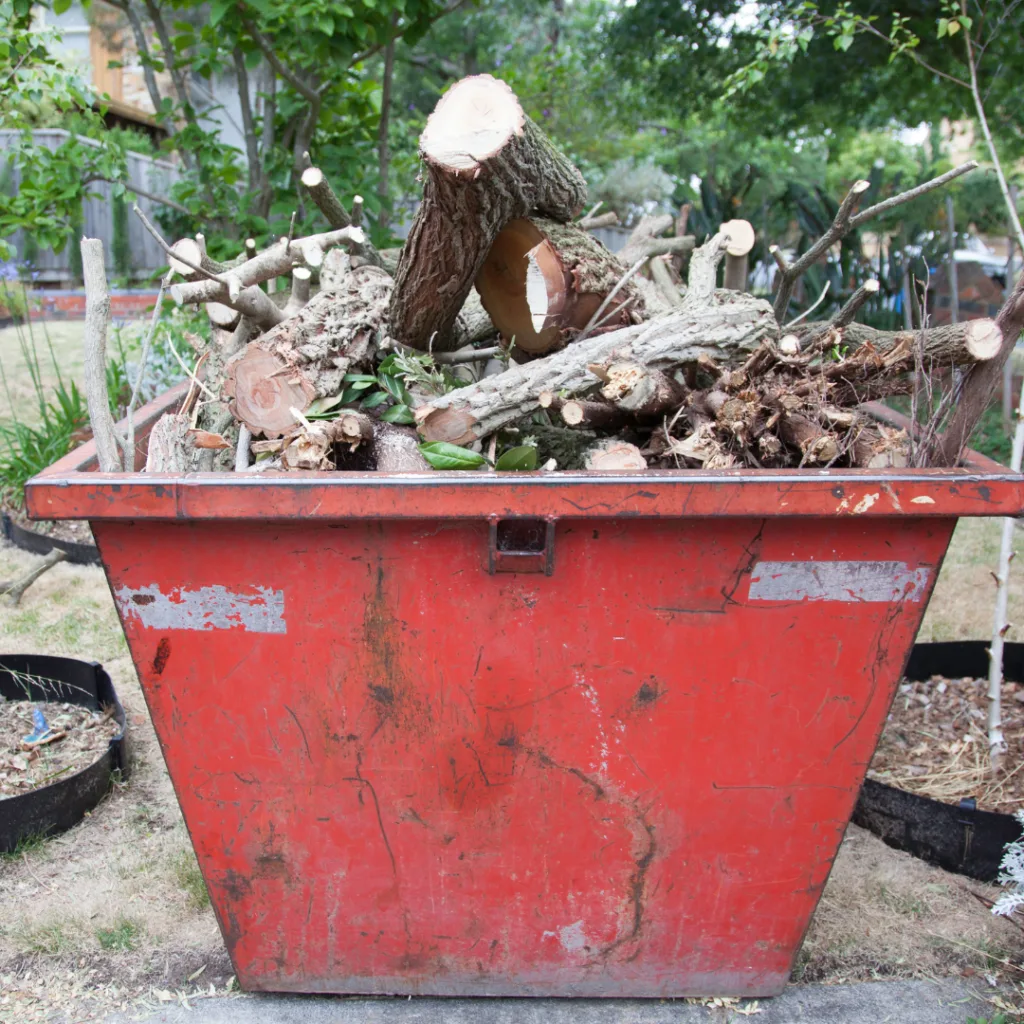 Benne chargée de palettes et de chutes de bois