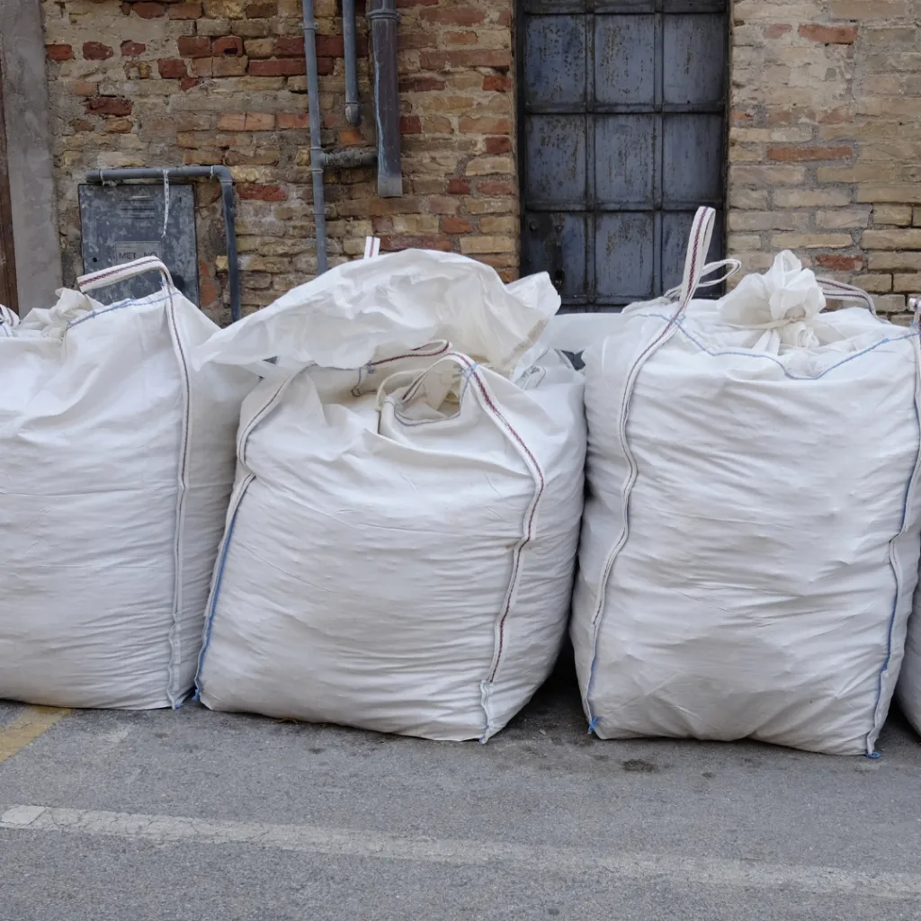 Big-bag rempli à côté d’une mini-benne