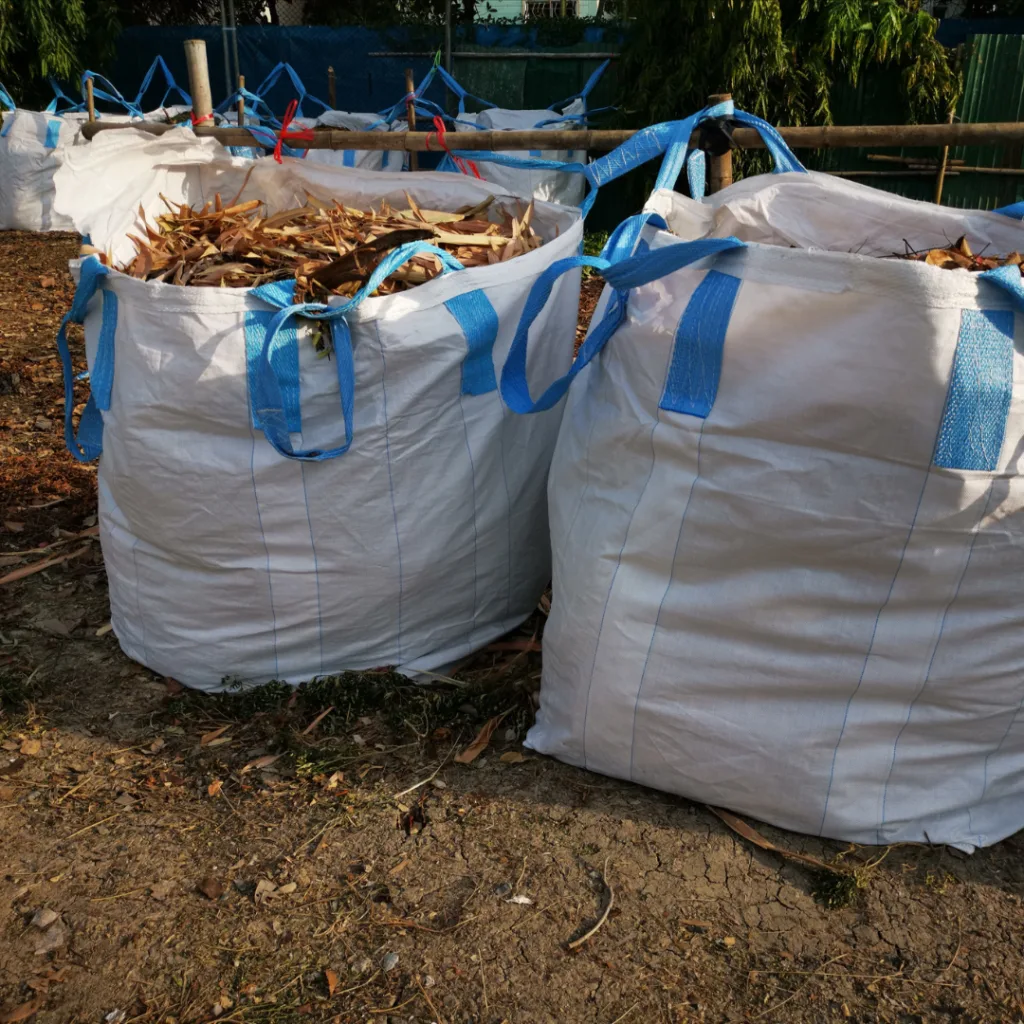 Big-bag rempli de gravats prêt à être repris